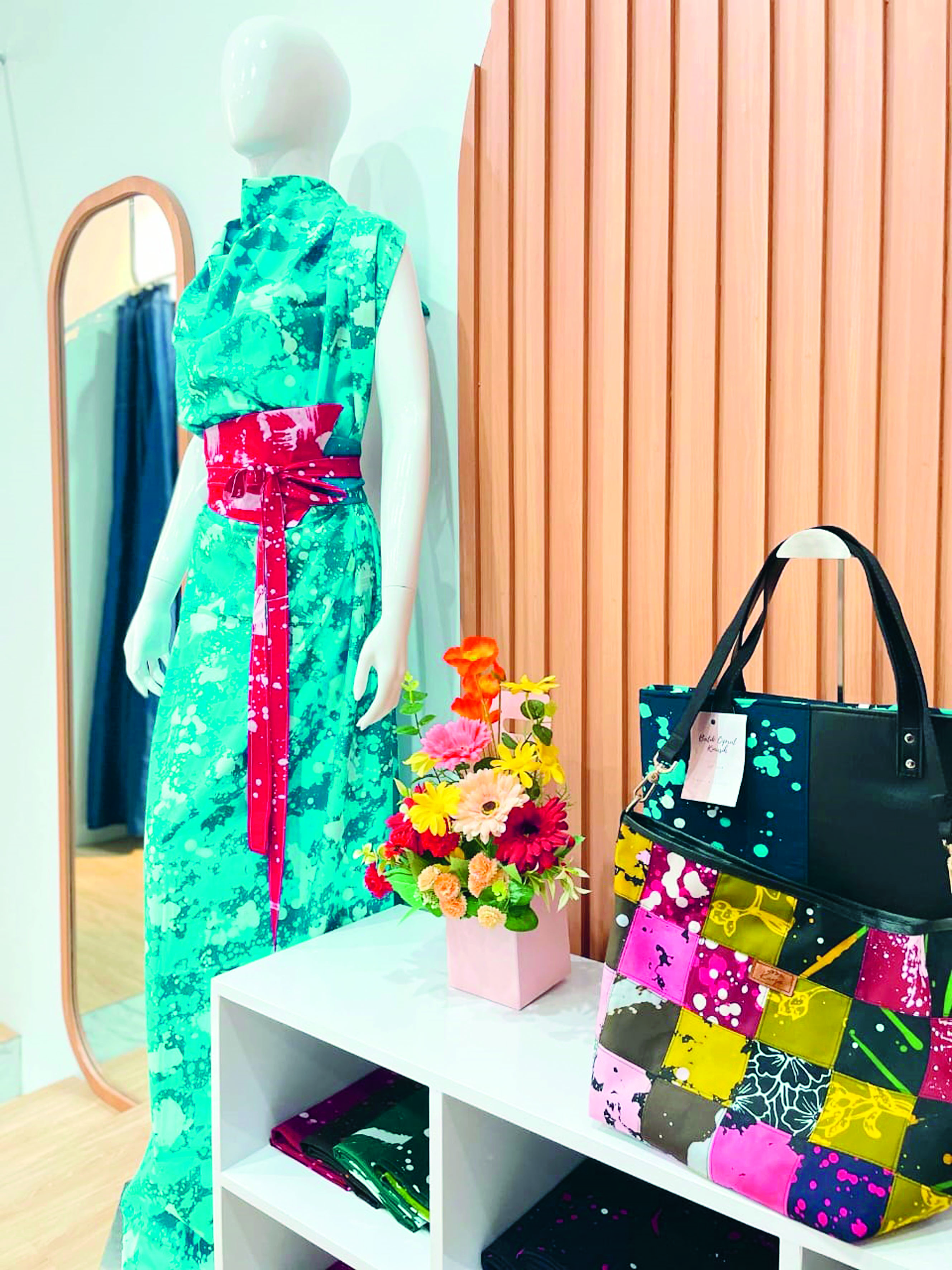 Selain gaun, batik ciprat juga digunakan untuk bahan tas dan fashion lain.