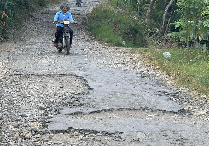 MENANTI PERBAIKAN: Kondisi jalan Desa Sumbersih, Kecamatan Panggungrejo yang mengalami rusak parah.