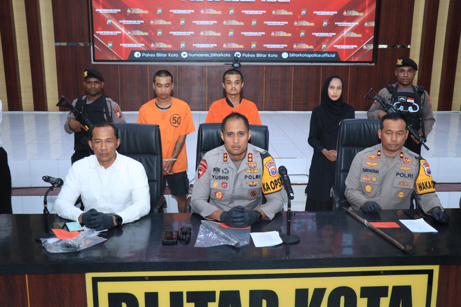 DITAHAN: Polisi menunjukkan barang bukti dan dua tersangka pembobolan minimarket di Srengat, Kabupaten Blitar, pada awal April lalu.