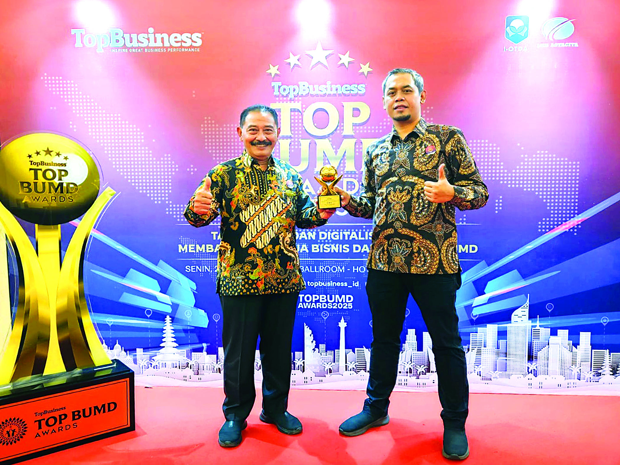 KOMITMEN: Komisari Utama BPR Penataran Kabupaten Blitar Perseroda, Agung Andoko Putro dan Direktur Utama BPR Penataran, Sahrial Amri saat menerima penghargaan TOP BUMD Award 2025.
