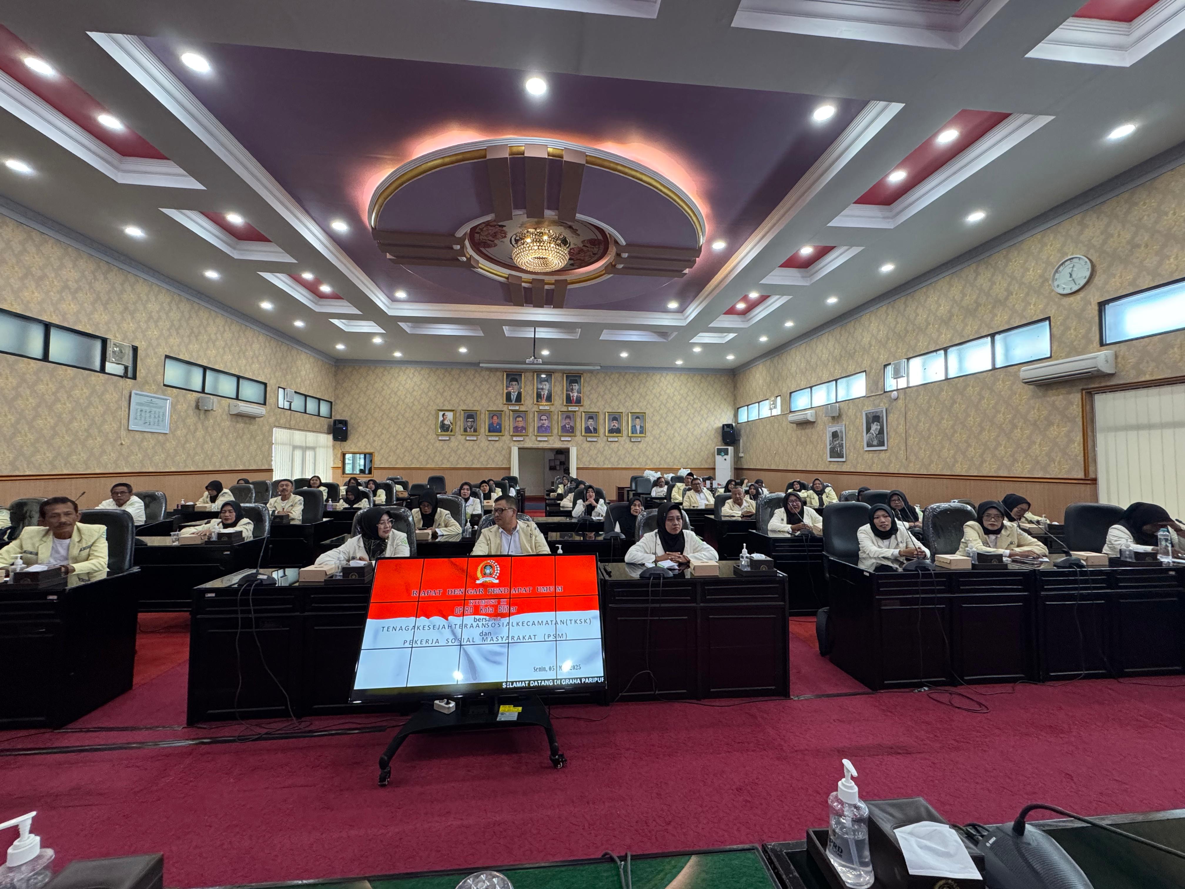 MINTA KEJELASAN: Puluhan PSM Kota Blitar mengikuti rapat dengar pendapat bersama Komisi II DPRD Kota Blitar, Senin (5/5/2025).