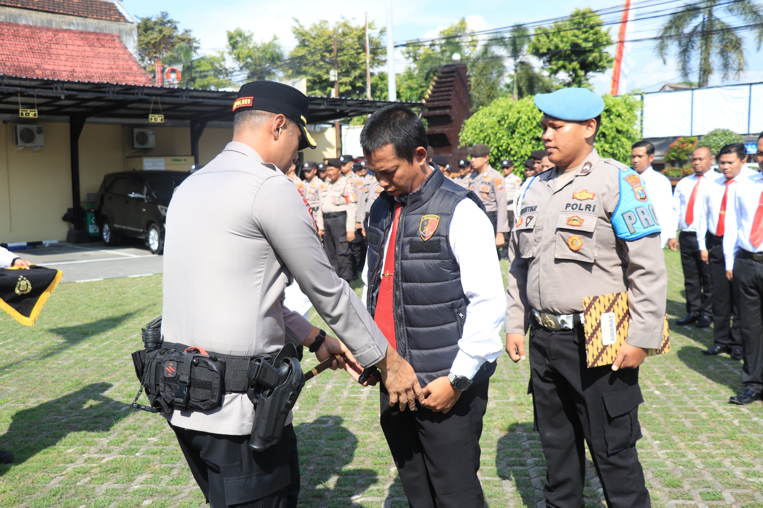 DITUNGGU AKSINYA: Kapolres Blitar Kota memakaikan rompi satgas anti premanisme kepada tim, Selasa (6/5/2025).