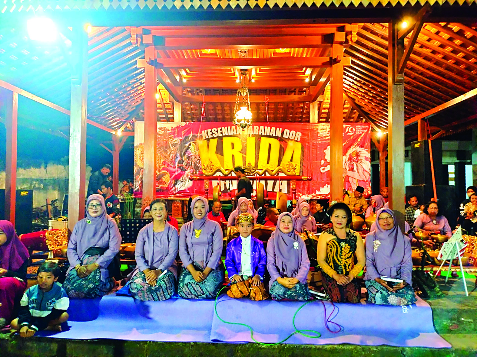 NGURI-URI BUDAYA: Penampilan grup karawitan ibu-ibu dalam pertunjukan seni budaya Bersih Desa Soso, Sabtu (3/5/2025) pekan lalu.