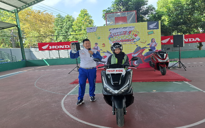MPM Honda Jatim, distributor sepeda motor Honda wilayah Jawa Timur dan NTT, menggelar kegiatan edukatif bertajuk PCX160 Gen-Z School Movement di SMAN 1 Blitar.