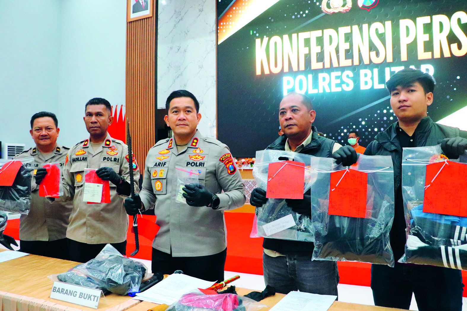 WASPADA: Kapolres Blitar Arif Fazlurahman dan jajaran anggota menunjukkan barang bukti pesta seks, Rabu (7/5/2025).