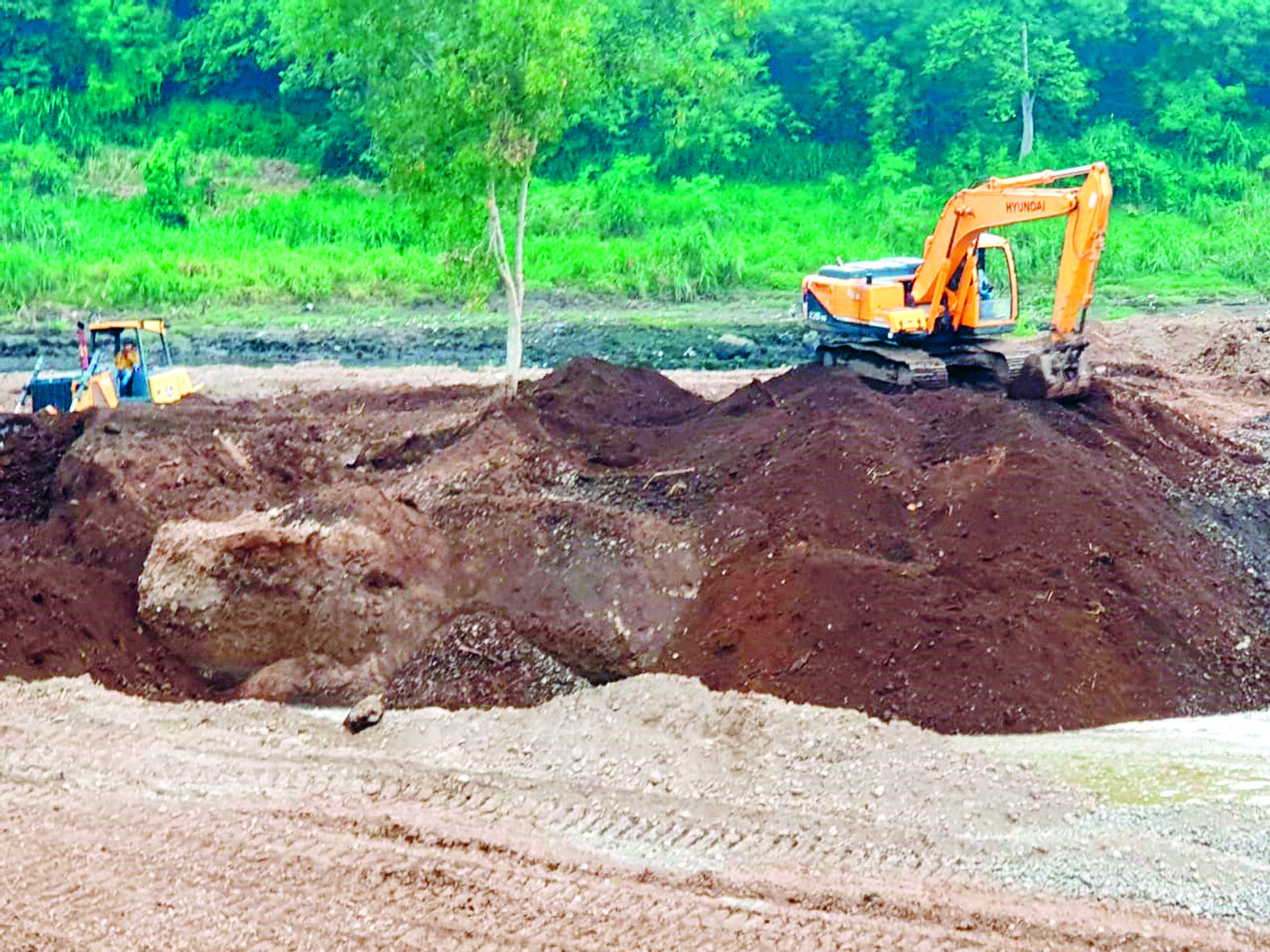 POTENSI PAD : Tampak aktivitas alat berat untuk tambang pasir di Desa Selokajang, Kecamatan Srengat, Kabupaten Blitar.