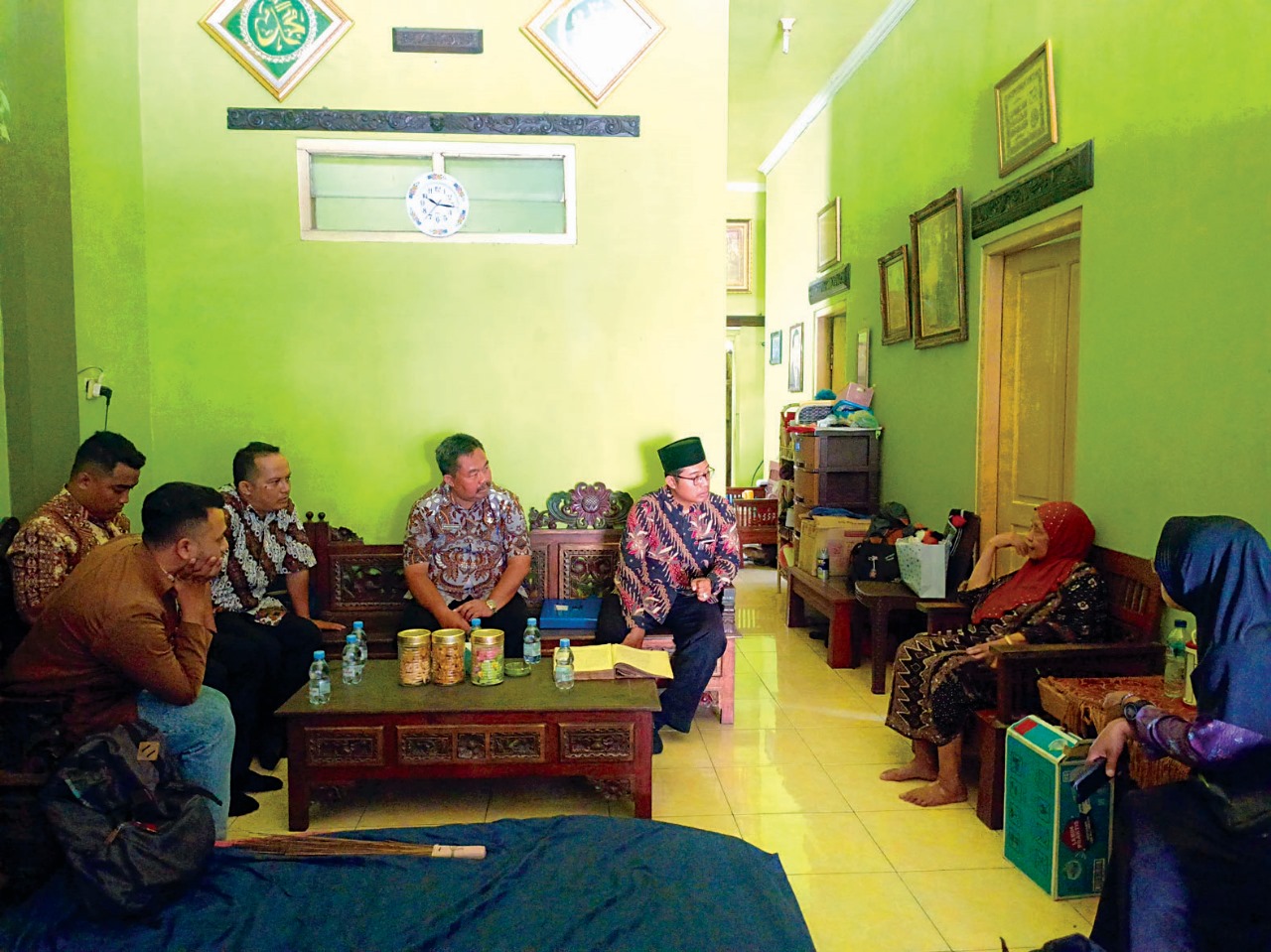 TURUN LAPANGAN: Maman Soekrisno (kiri) dan Fuad Ngainul Yaqin (tengah) saat identifikasi naskah kuno di kediaman Hj Malikah, Desa Slemanan, Kecamatan Udanawu, pada Kamis (8/5/2025).
