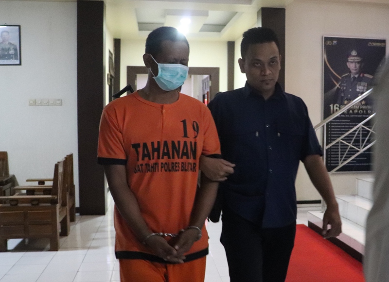 MIRIS: Tersangka jambret perhiasan anak dibawa polisi, Kamis (8/5/2025).