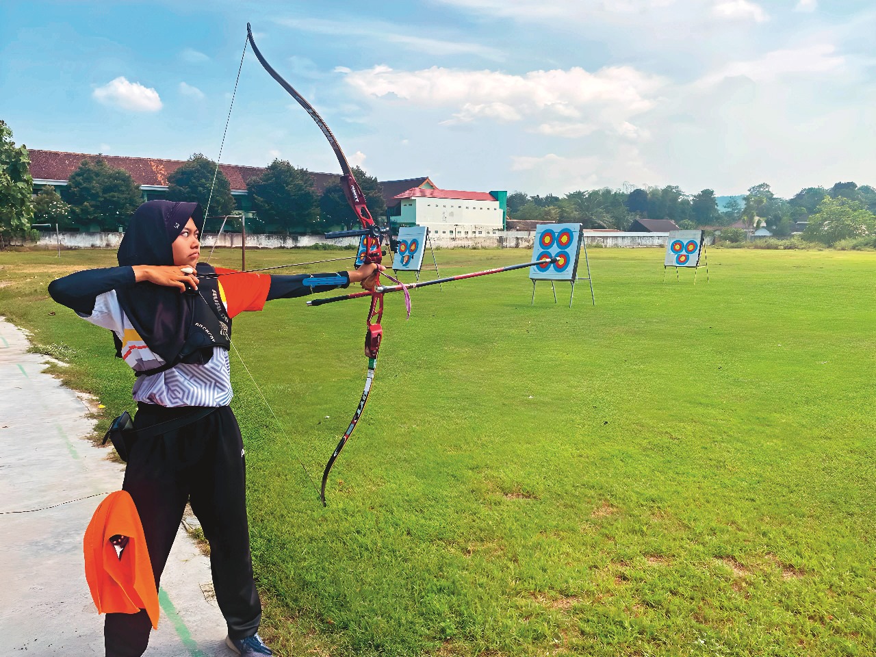 FOKUS: Tampak atlet panahan Kabupaten Blitar ketika latihan di lapangan Desa Bagelanan, Kecamatan Srengat, Jumat (10/5/2025).