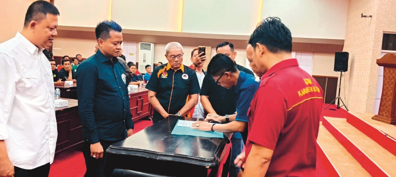 NAKHODA BARU: Beky Herdihansah menyaksikan berita acara Musorkab KONI Kabupaten Blitar, Sabtu (10/5/2025).