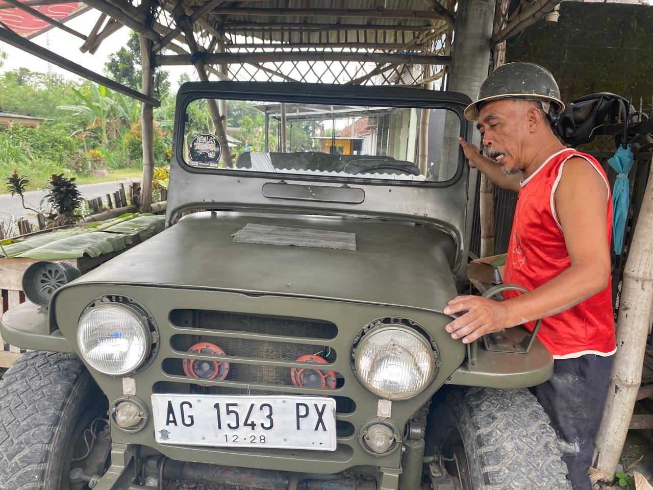 KLASIK: Mobil tua di bengkel milik Slamet Hartono, Desa Banggle, Kecamatan Kanigoro, Kabupaten Blitar.