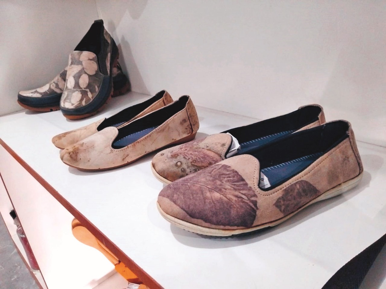 HANDMADE: Ecoprint tidak hanya untuk pakaian, perajin juga menggunakannya untuk sepatu.