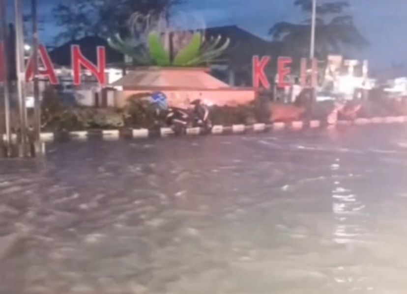TERENDAM: Hingga malam hari air yang menggenang belum surut. Besok DLH Kota Blitar akan turun mengecek lokasi.