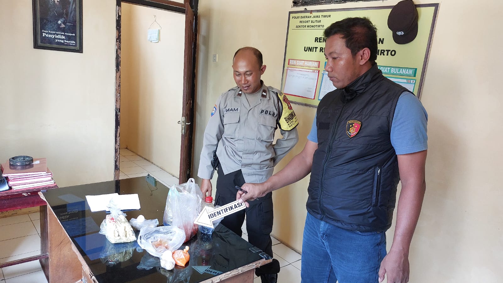 Penyelidikan : Petugas Polsek Wonotirto melakukan identifikasi pada barang bukti sisa makanan bakso yang diduga mengakibatkan keracunan di Desa Wonotirto.