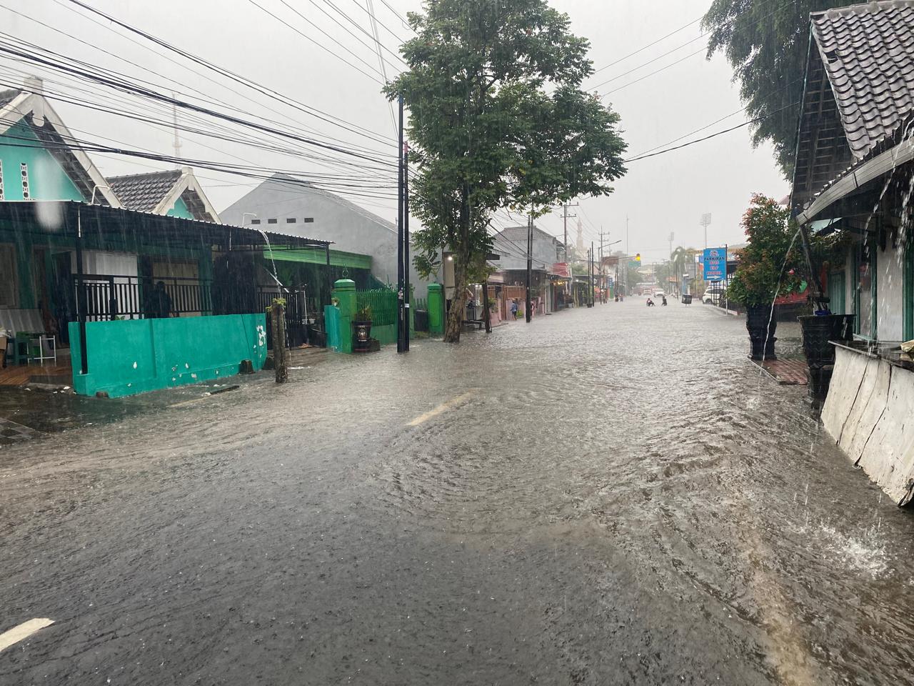 KOLAM DADAKAN: Ruas Jalan Kali Brantas yang jadi langganan banjir setiap kali hujan deras di Kota Blitar, Senin (12/5/2025).