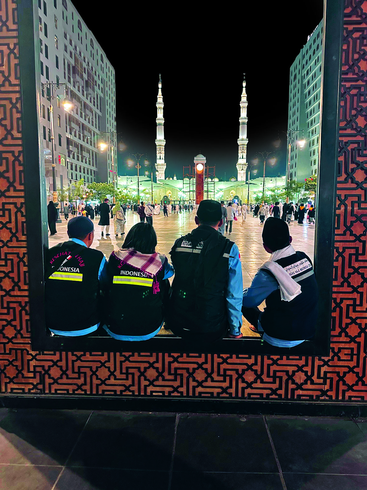 SIAGA: Pendamping jemaah haji Kabupaten Blitar beristirahat di tengah bertugas menemani peserta jemaah haji.