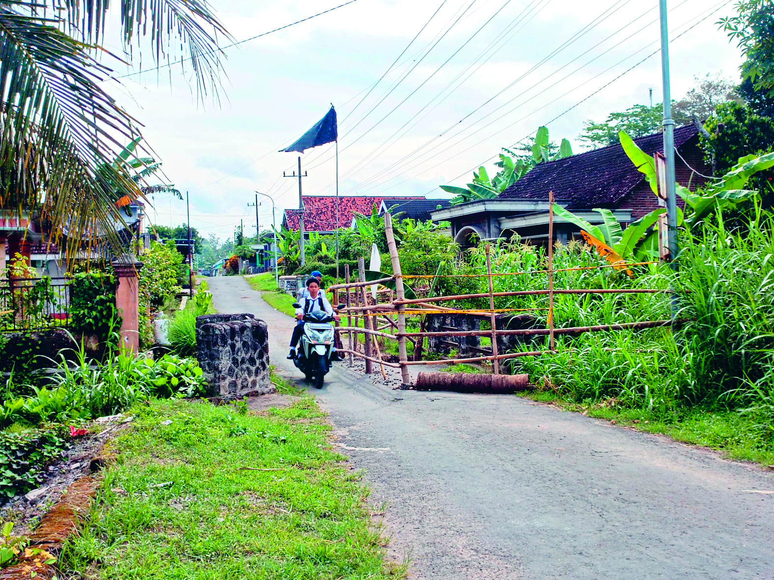 BUTUH PERHATIAN: Jembatan di jalan utama Desa Sragi, Kecamatan Talun, yang ambles.