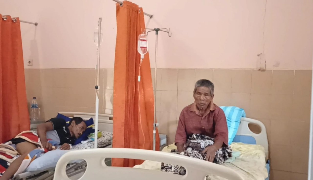MUSIBAH: Salah satu warga yang harus menjalani rawat inap setelah keracunan kolak Posyandu di Desa Selorejo, Blitar.