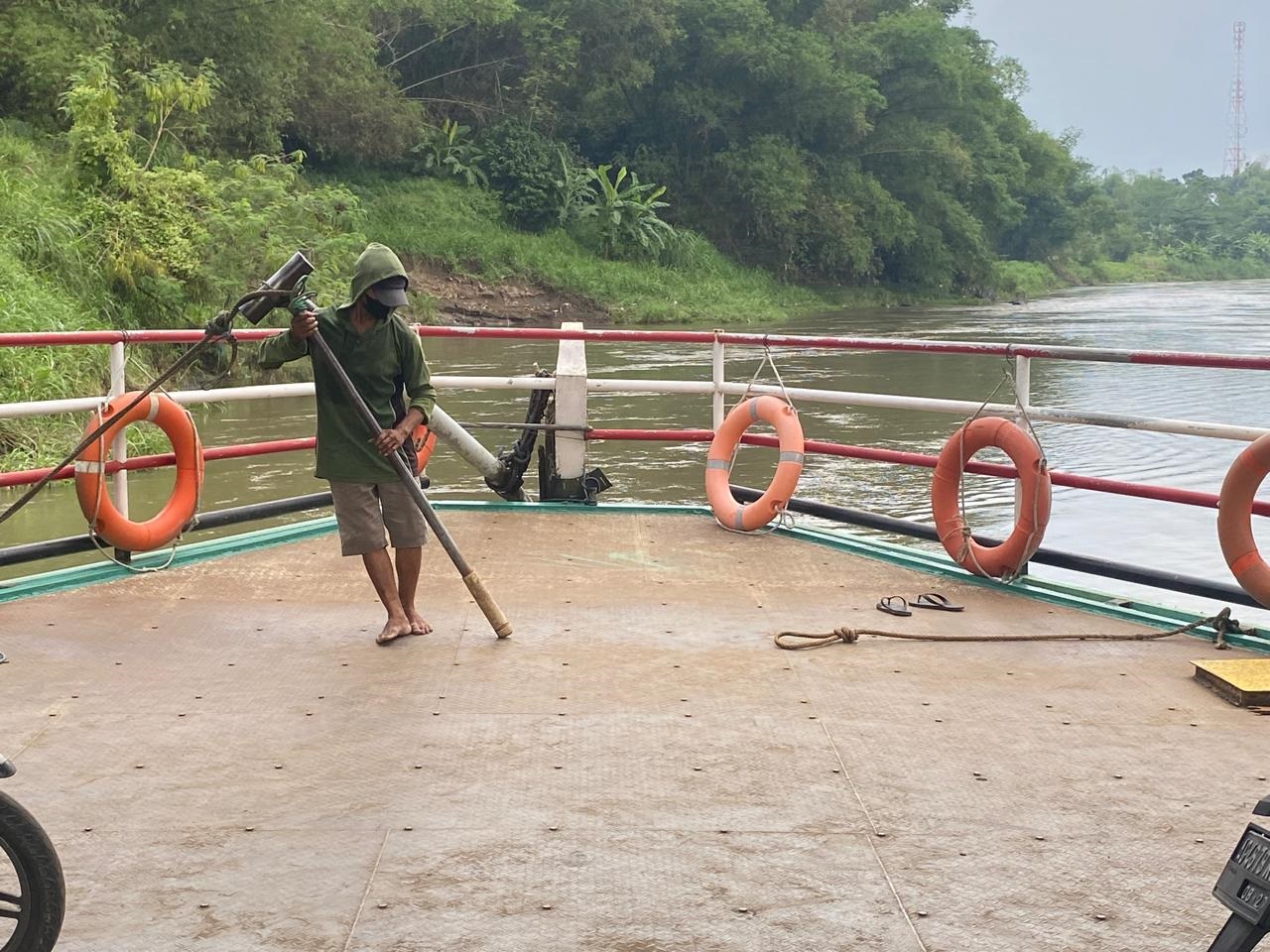 AKSES ALTERNATIF: Perahu penyeberangan di Desa Selokajang, Srengat, menghubungkan ke Desa/Kecamatan Rejotangan, Tulungagung.