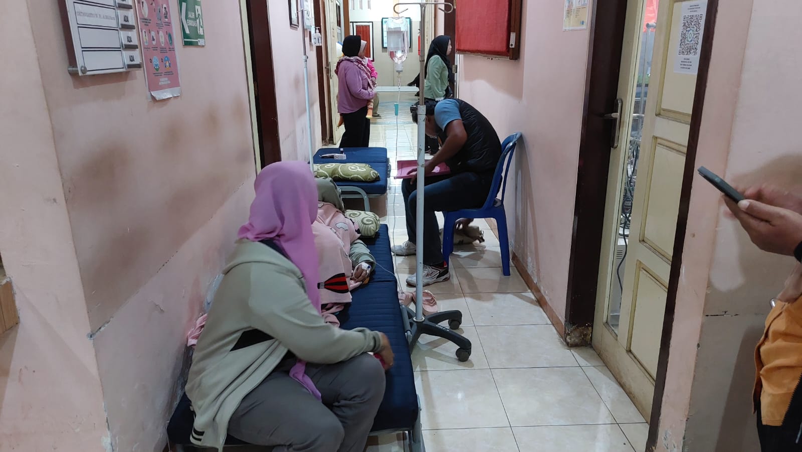 LEMAS: Sejumlah warga harus dilarikan ke puskesmas di Desa Selorejo usai keracunan minuman kolak kacang hijau yang diberikan saat pelayanan posyandu, Sabtu (10/5/2025).