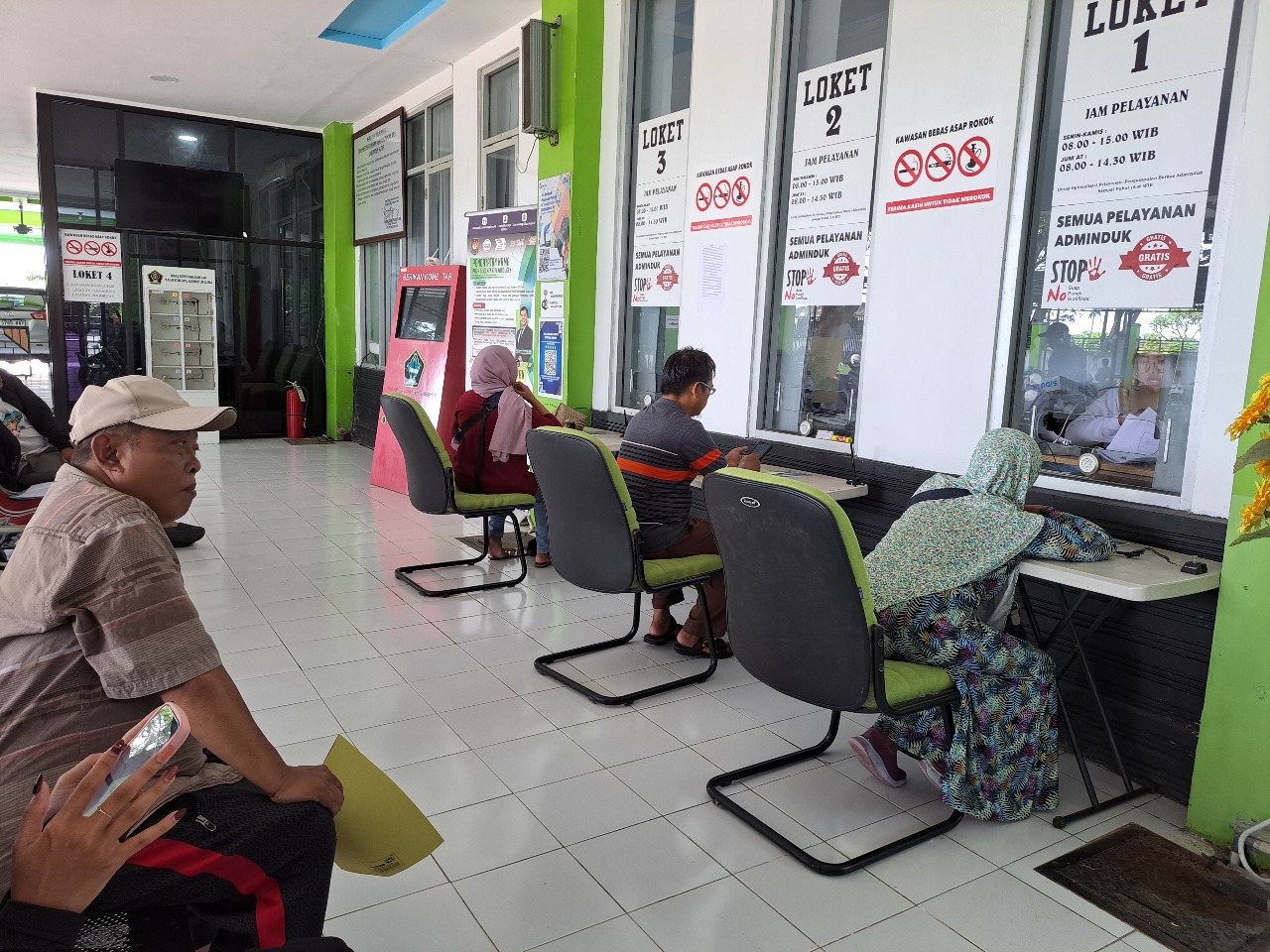 TERTIB: Sejumlah warga Kabupaten Blitar mengantre untuk mengurus adminduk di kantor dispendukcapil, di Kecamatan Kanigoro, beberapa waktu lalu.