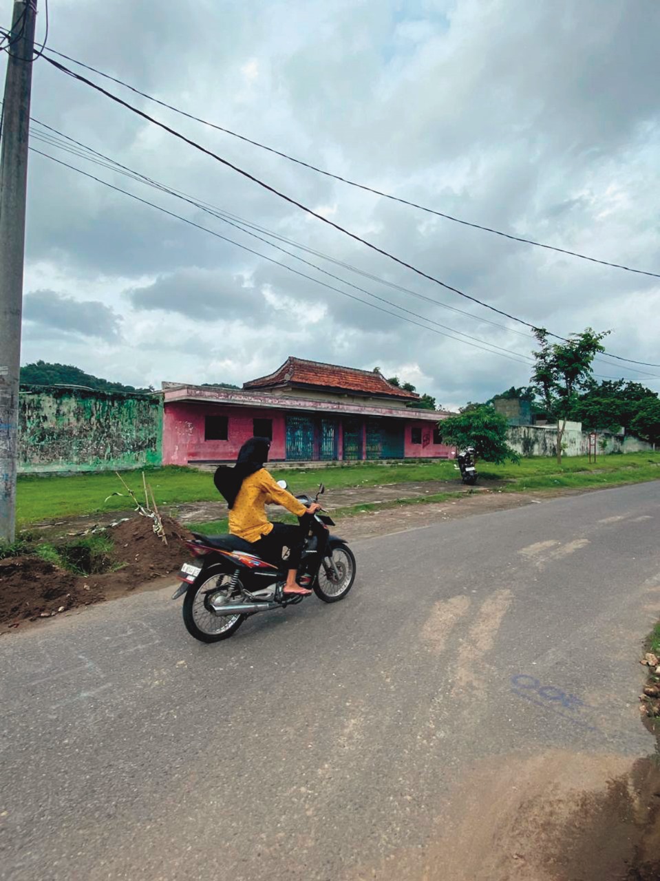 CEPAT: Seorang pengendara memacu kendaraan ketika suasana mendung di area persawahan Kecamatan Srengat, Senin (12/5/2025).