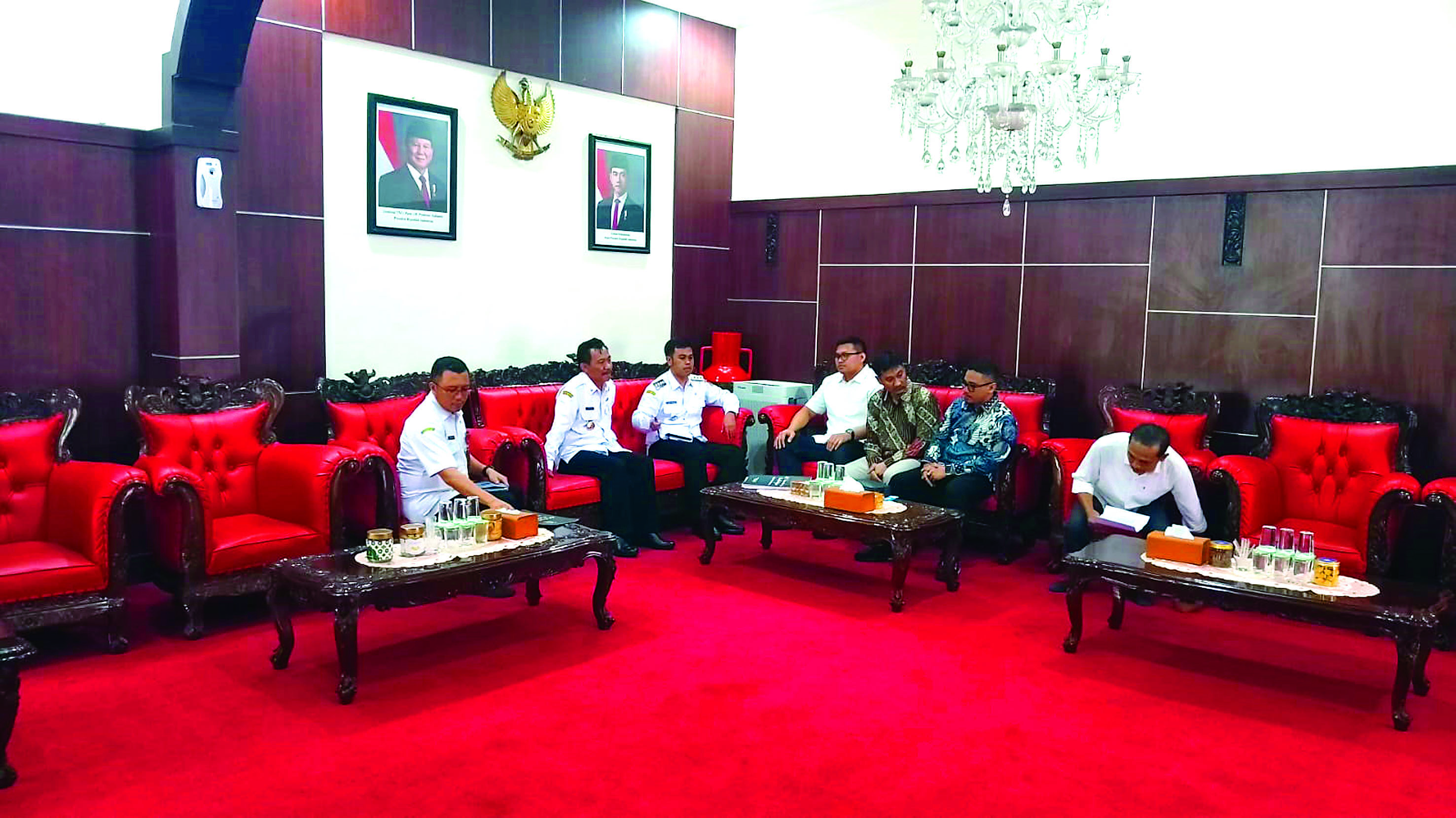 KAWAL PENUH: Wali Kota, Mas Ibin berdiskusi dengan tim kurator untuk meminta perkembangan penjualan aset eks dua pabrik rokok.