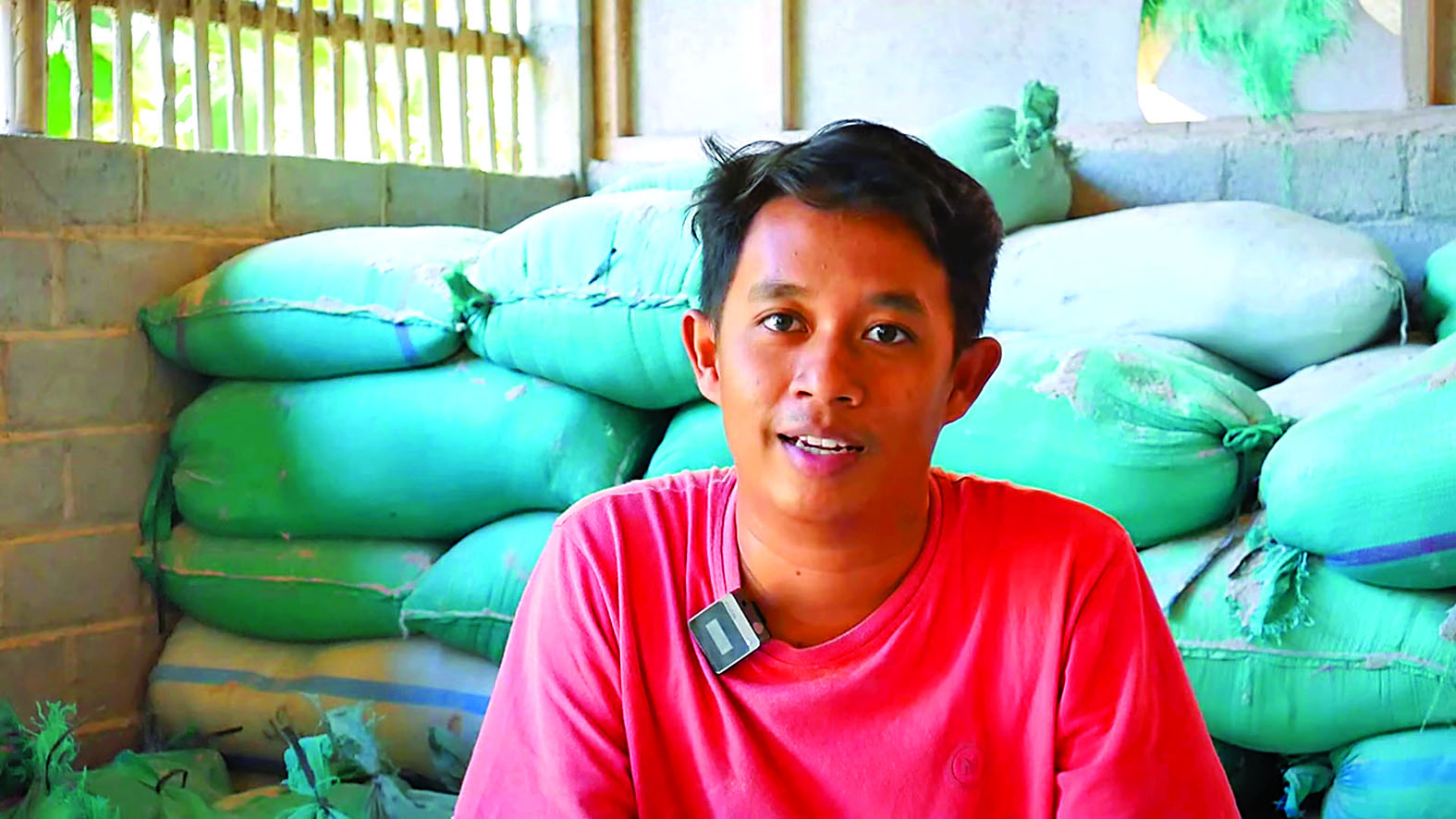 INSPIRATIF: Henky May Saputra, pemuda Blitar yang sudah sukses buka usaha jualan pakan ternak.