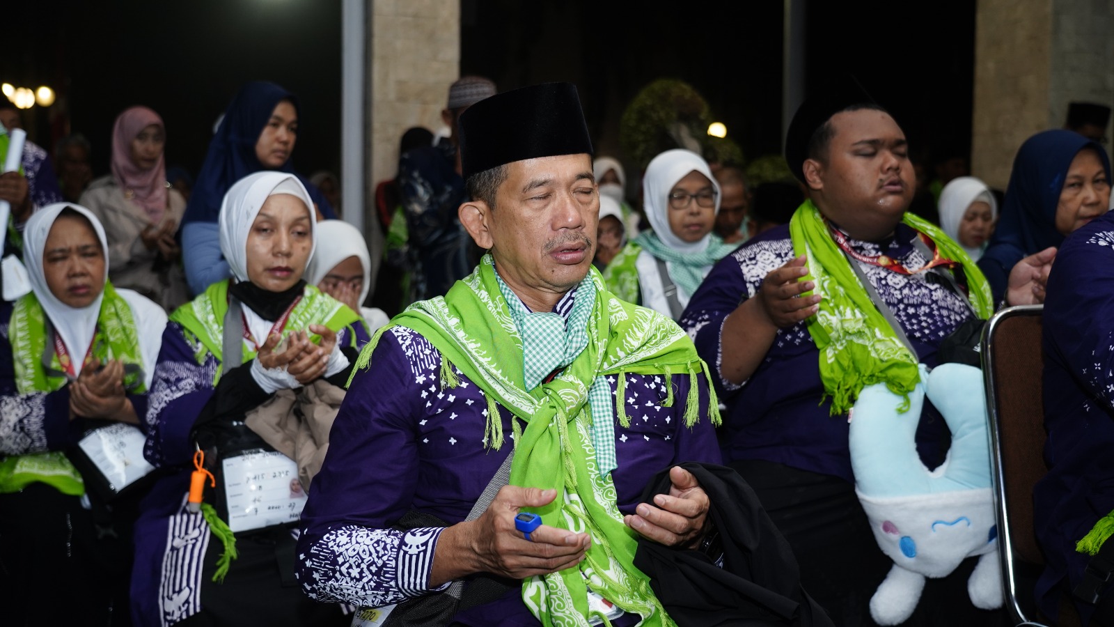 KHUSYUK: Sekda Kota Blitar, Priyo Suhartono bersama JCH lainnya jelang keberangkatan di kantor Wali Kota Blitar, Rabu (14/5/2025) lalu.