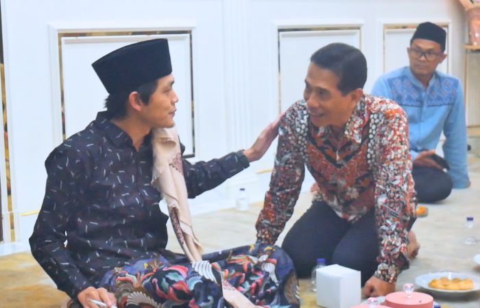 Gus Iqdam bersama Direktur Jawa Pos Radar Blitar, Aris Sudanang, saat menghadiri malam rutinan Majelis Sabilutaubah pada Senin(5/5/2025).