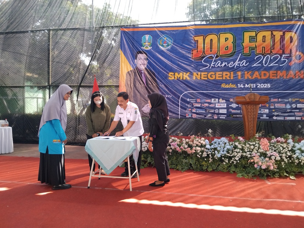 Kepala SMKN 1 Kademangan menadatangani MoU dengan perusahaan peserta job fair Rabu (14/5/2025).