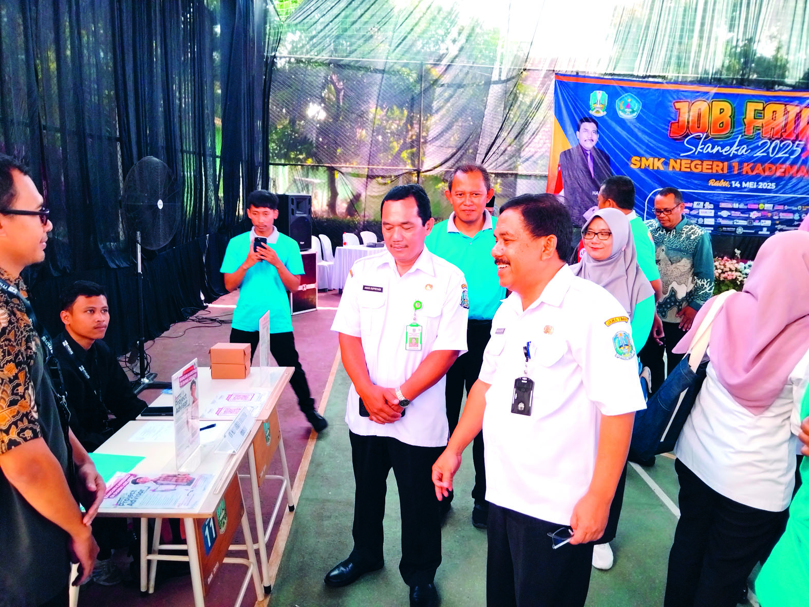 TANGGUNG JAWAB: Kepala SMKN 1 Kademangan bersama perwakilan dari Cabang Dinas Pendidikan Wilayah Blitar bercakap-cakap dengan perusahaan yang mengikuti job fair di SMKN 1 Kademangan pada Rabu (14/5).
