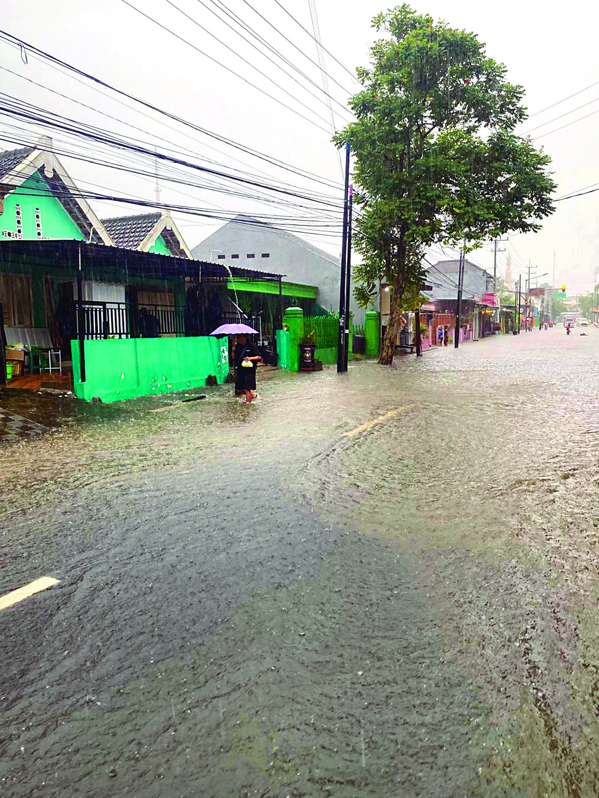 ANGGANAN: Banjir yang merendam ruas jalan menjadi pemandangan setiap hujan lebat mengguyur Blitar.