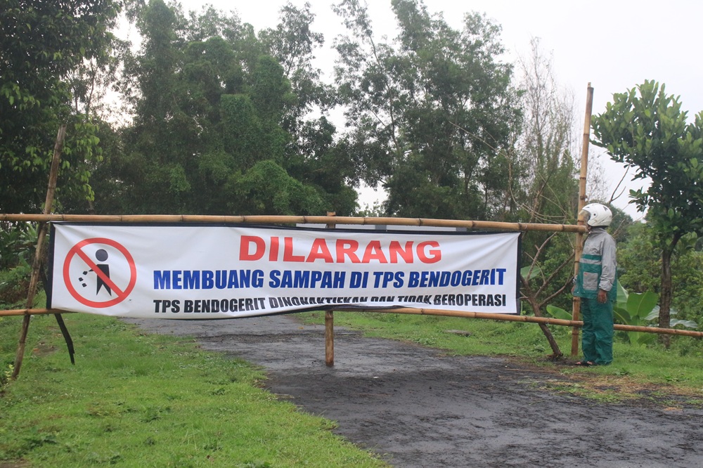 DITUTUP PERMANEN: Warga kini dilarang membuang sampah baru yang pembangunannya menelan anggaran sekitar Rp 180 juta.