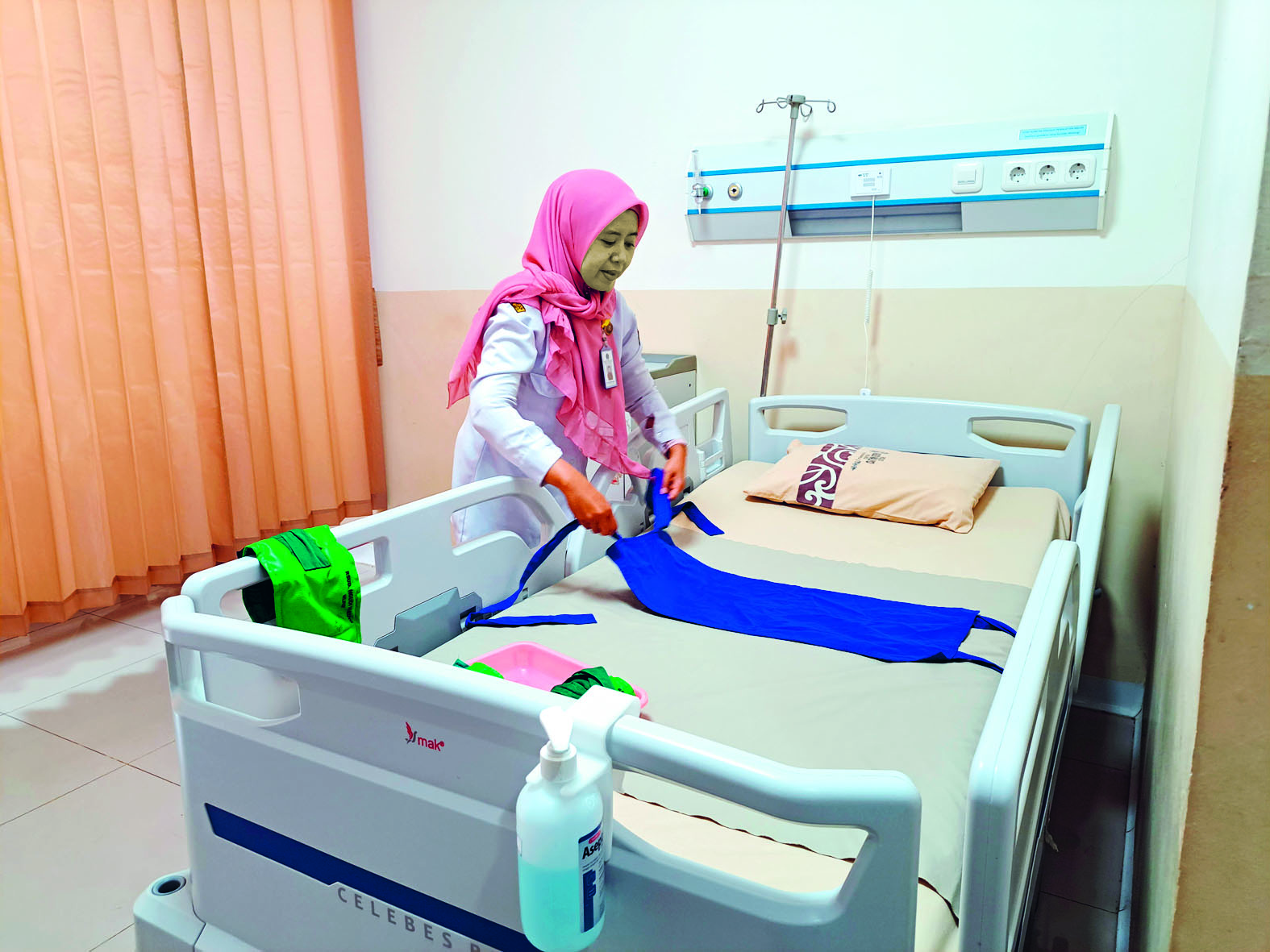 JAGA PELAYANAN : PETUGAS KESEHATAN RSUD Ngudi Waluyo Wlingi melakukan pembersihan terhadap ruang rawat inap untuk memaksimalkan pelayanan pasien