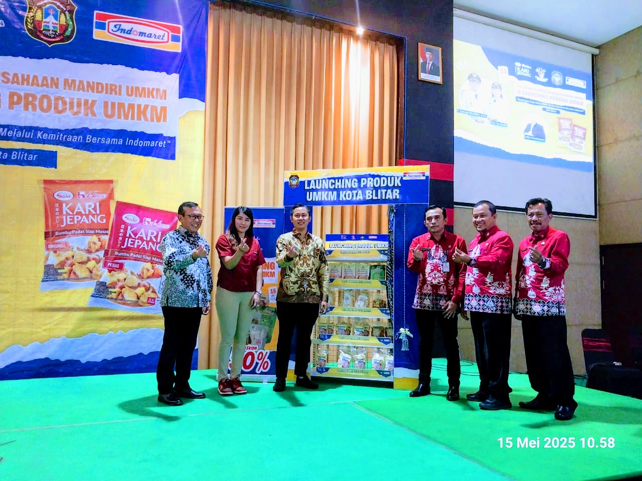 Branch Manager PT Indomarco Prismatama Cabang Jombang, Lukman Suroko dan Kepala Disperindag Kota Blitar, Hakim Sisworo, serta beberapa kepala OPD lain saat launching gerai produk UMKM Kota Blitar