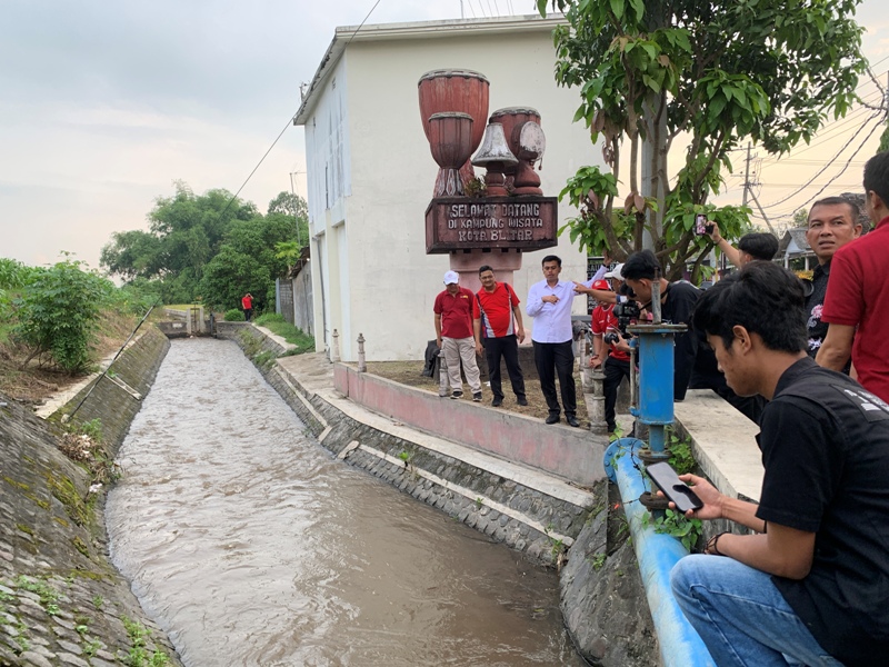 RESPONS CEPAT: Wali Kota Blitar Mas Ibin dan jajaran meninjau langsung sungai di Kelurahan Sentul dan beberapa pintu air untuk memastikan penyebab banjir, Jumat (16/5/2025).