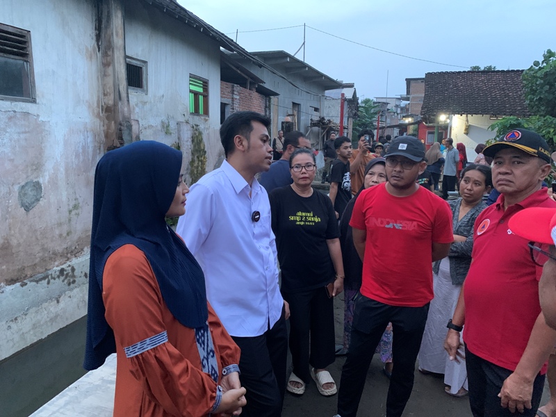 TAMPUNG ASPIRASI: Wali kota juga meninjau permukiman warga di Kelurahan Plosokerep yang terdampak banjir akibat luapan sungai, Jumat (16/5/2025).