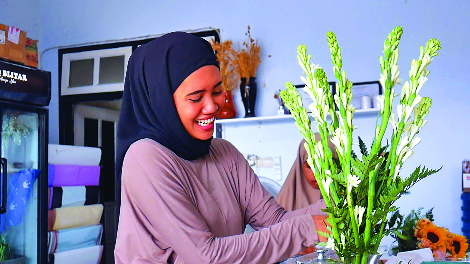CANTIK : Freny Rizayanti saat membuat buket bunga sedap malam pesanan salah satu pelanggan