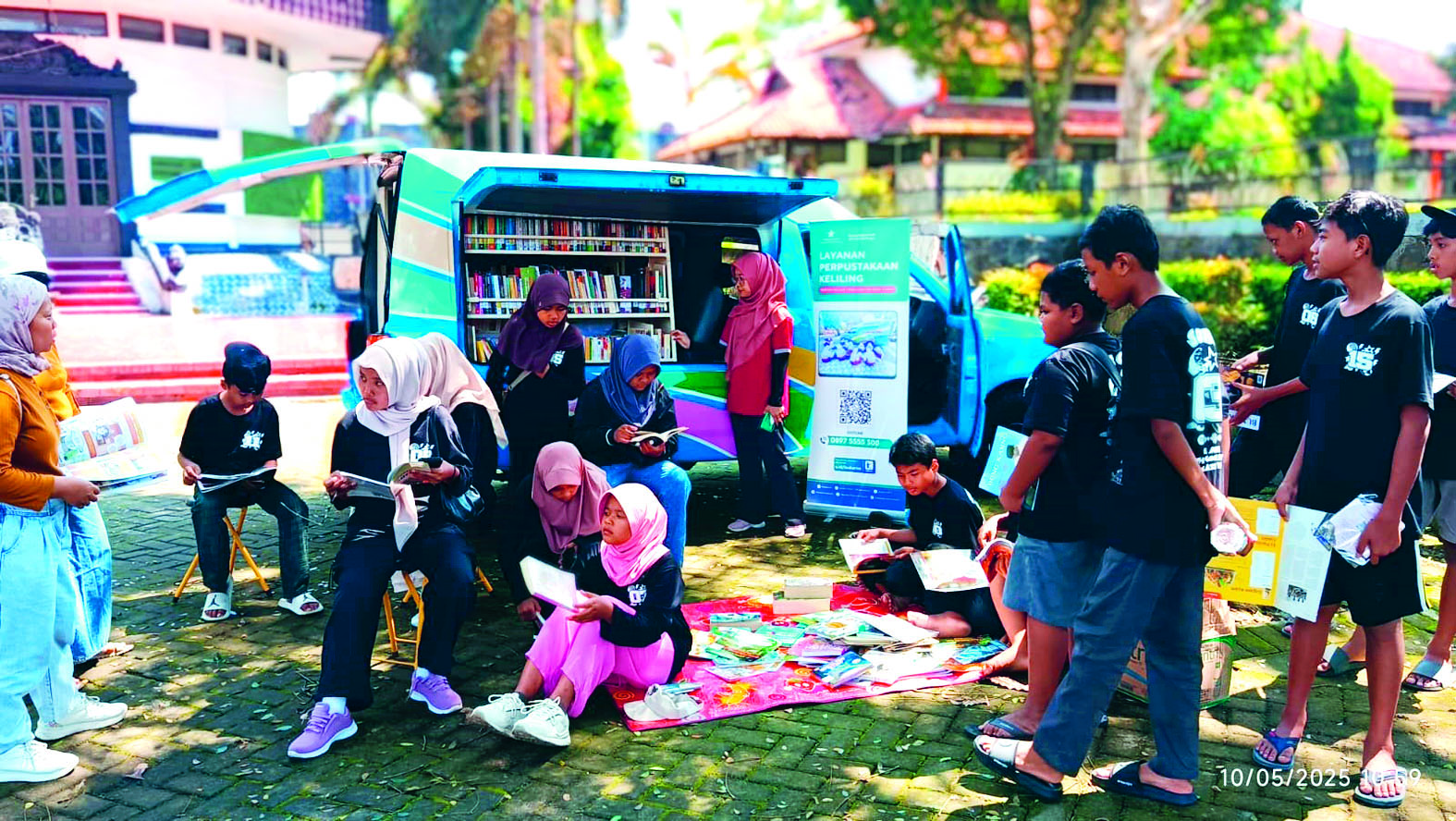 SUMBER ILMU: Layanan pusling UPT Perpustakaan Proklamator Bung Karno di kawasan Museum Penataran, Kecamatan Nglegok.