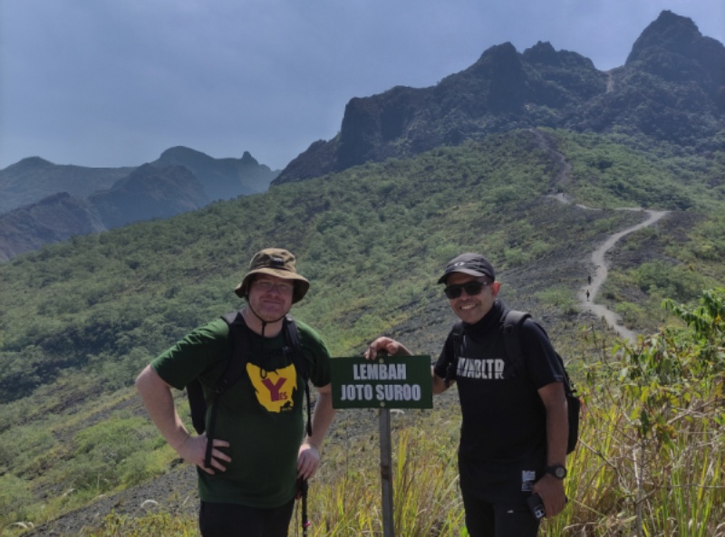 PENUH TANTANGAN: Pak Dhe (kanan) saat trail run ke puncak Gunung Kelud bersama rekannya beberapa waktu lalu.