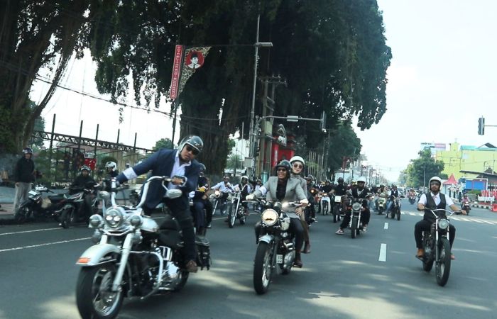 Para rider menyusuri melewati Jalan Merdeka, Kota Blitar pada event DGR 2025
