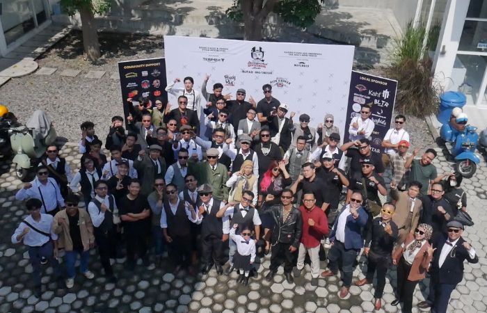 Peserta DGR 2025 foto bersama sebelum riding menyusuri jalanan Kota Blitar
