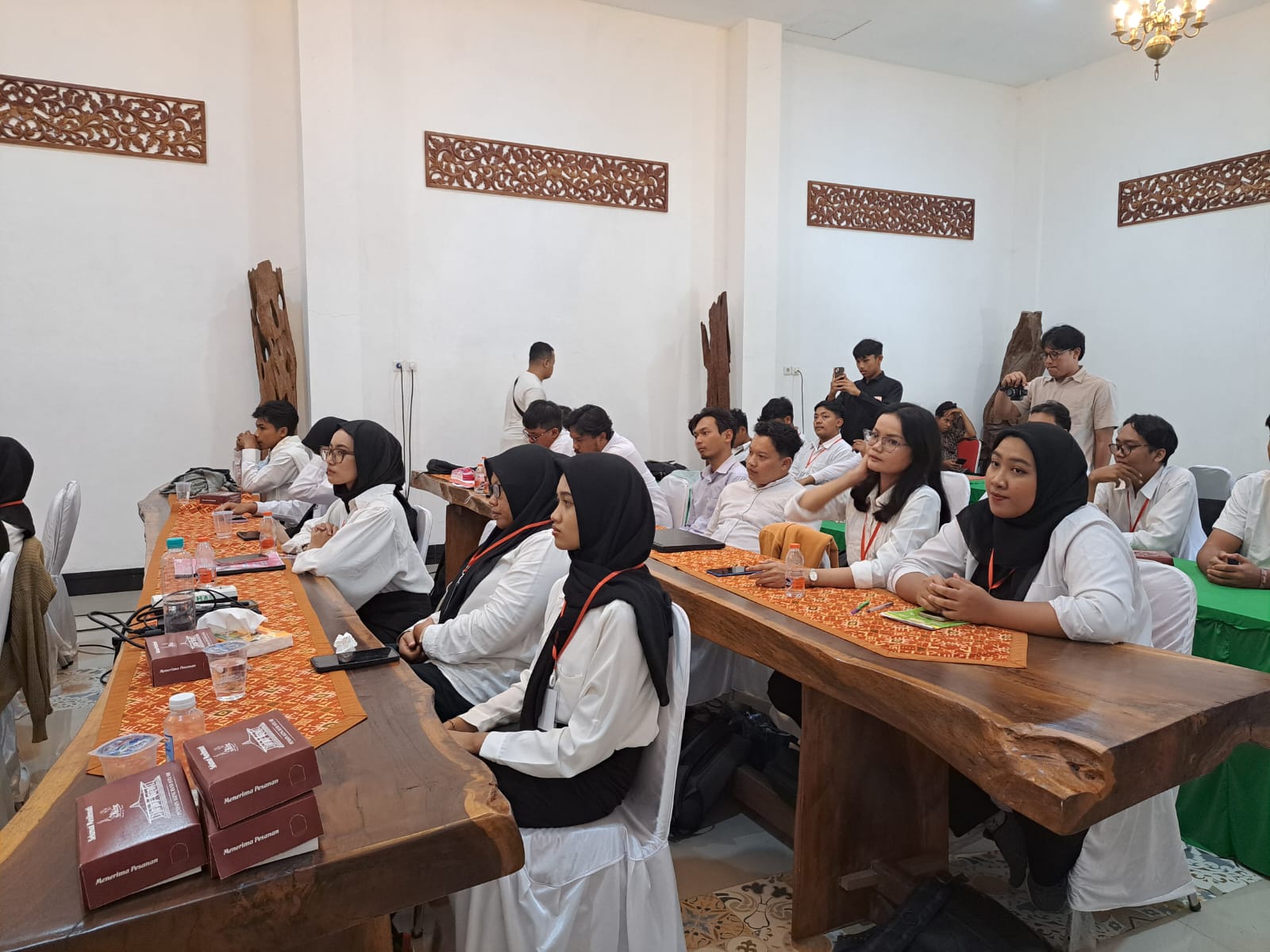Konsentrasi : Peserta pelatihan digital markering Disnaker Kabupaten Blitar menyimak materi dari praktisi.