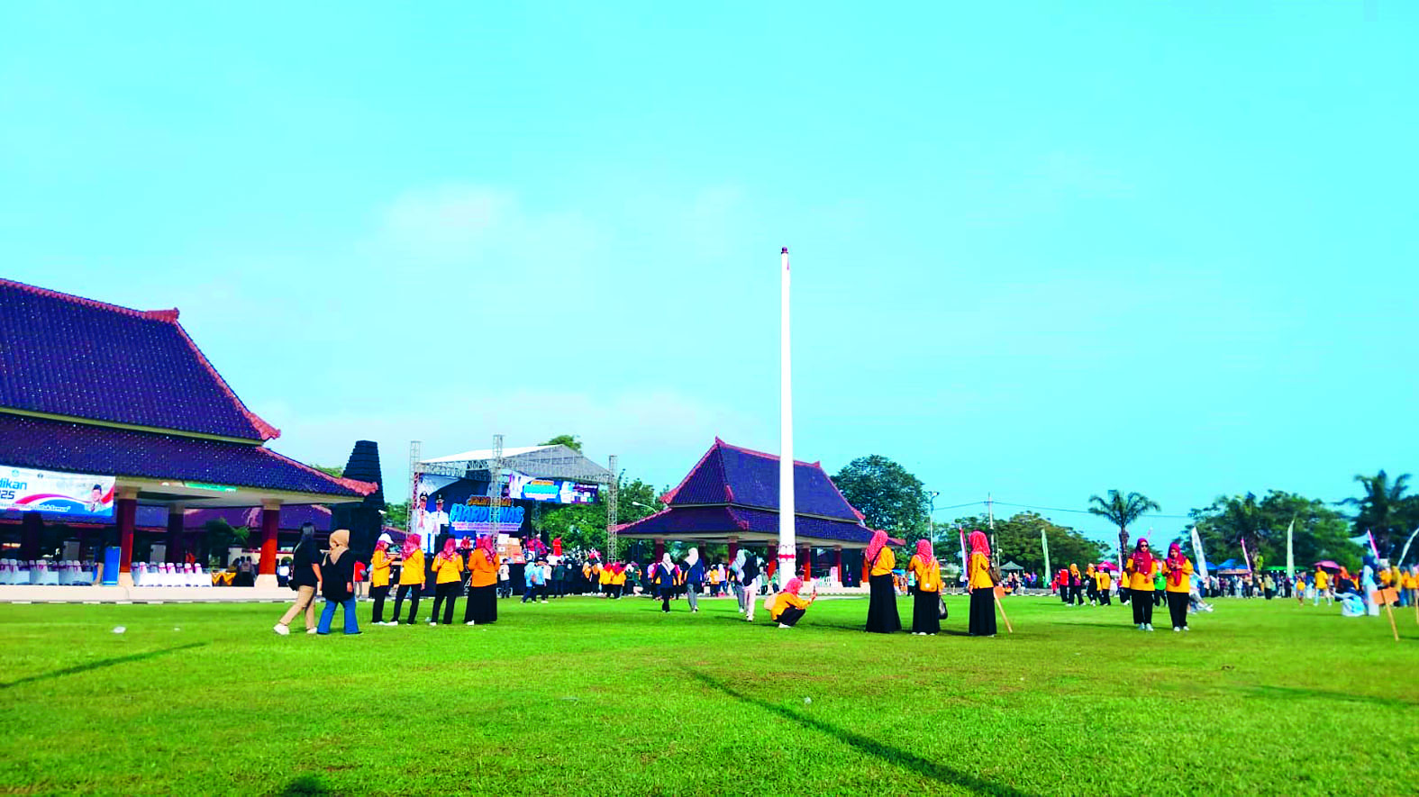 PADAT: Warga beraktivitas di area Alun-Alun Kanigoro yang dilengkapi layanan internet gratis.