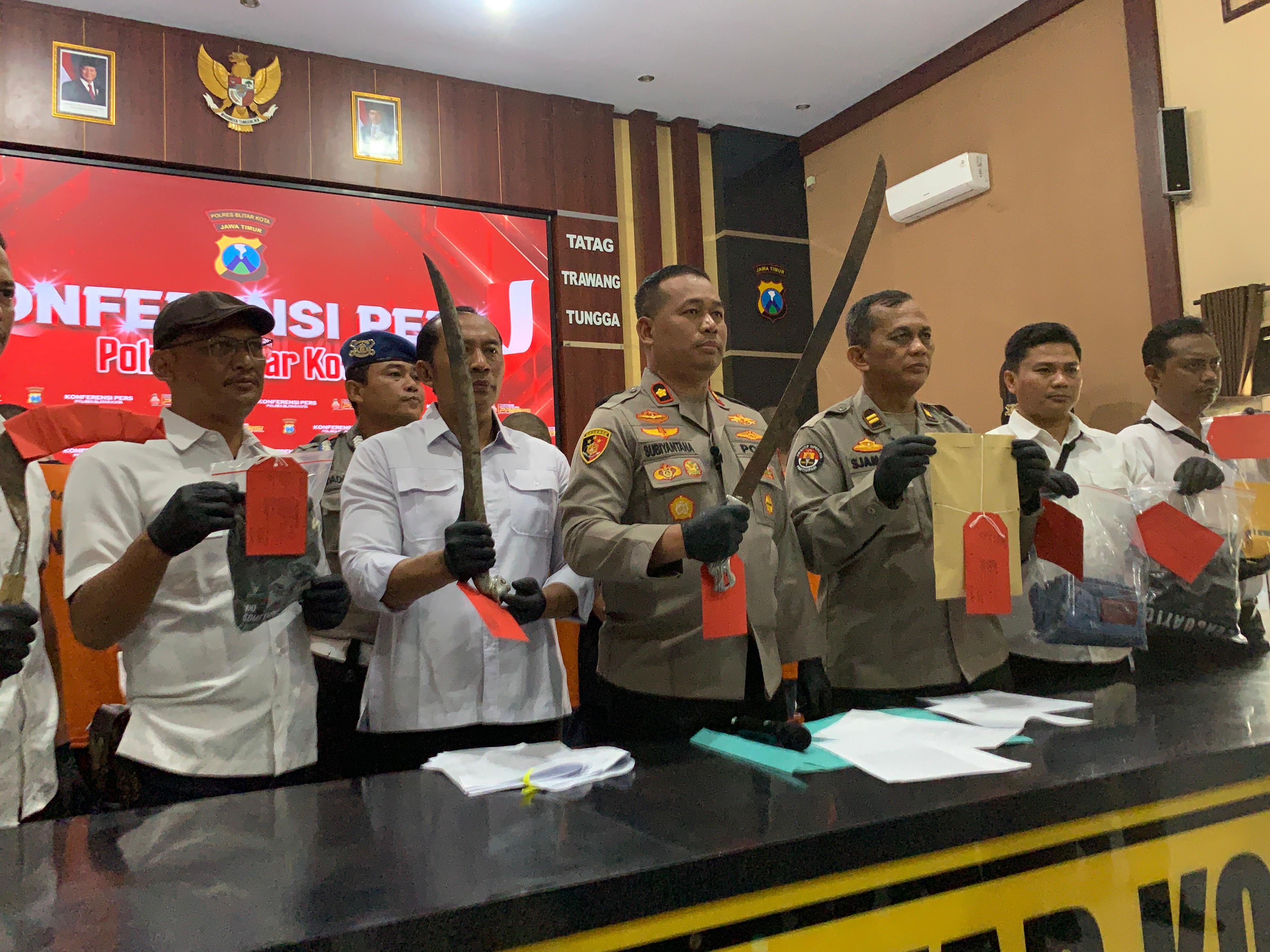 MERESAHKAN: Polisi menunjukkan barang bukti berupa sebilah pedang yang digunakan tersangka untuk mengancam korban, Senin (19/5/2025).