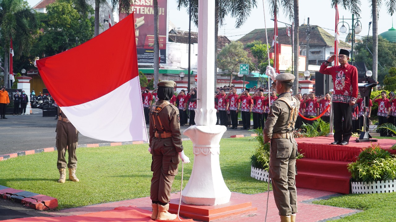 AYO BANGKIT: Para ASN Kota Blitar mengikuti upacara Peringatan Hari Kebangkitan Nasional (Harkitnas) ke-117 di Kantor Wali Kota Blitar, Selasa&nbsp;(20/5/2025