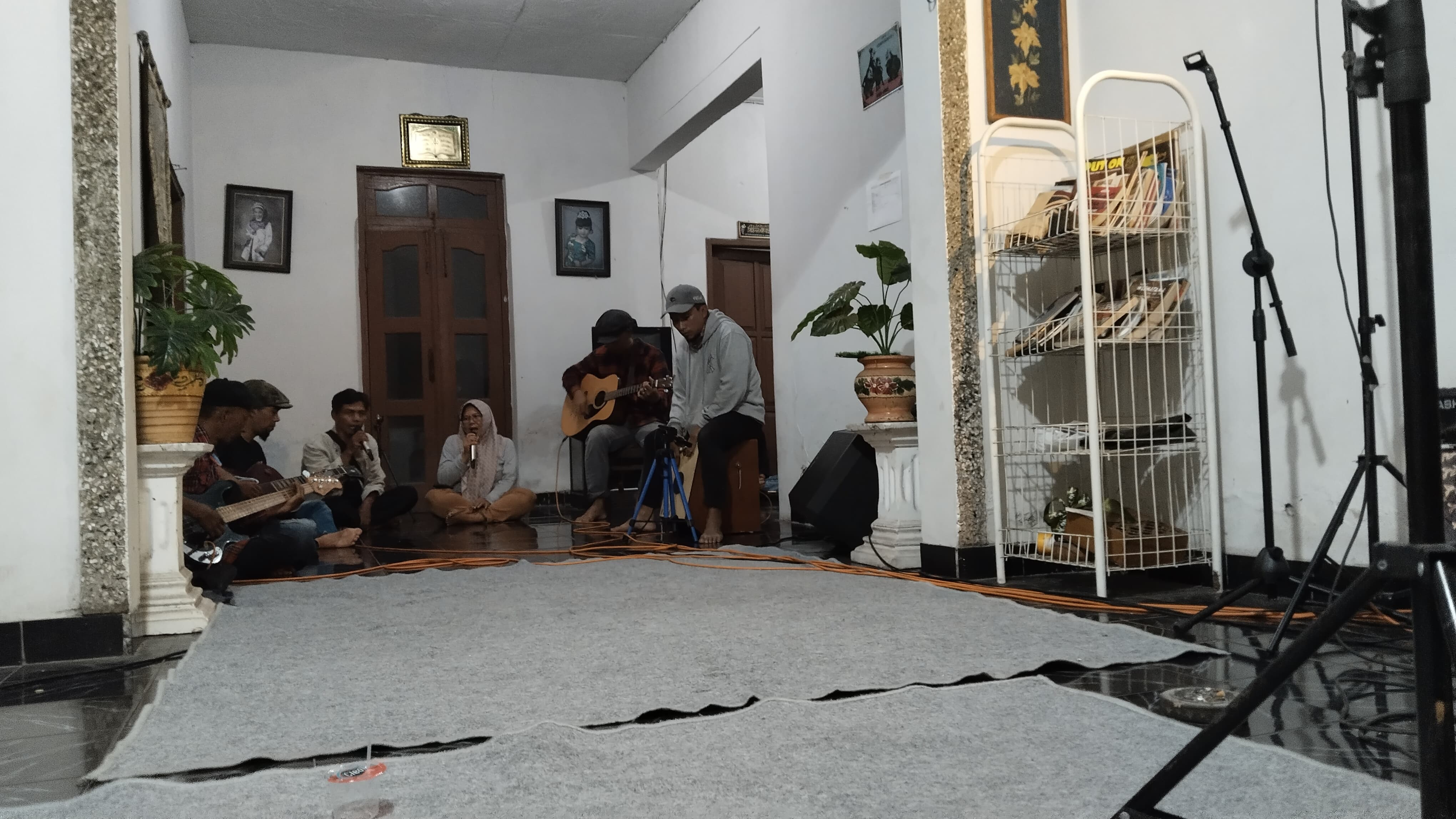KREATIF: Penampilan band Ngaji Tani di Omah Cam Art Space, Desa Sumberjo, Kecamatan Sanankulon, Blitar pada Minggu (18/5) malam.