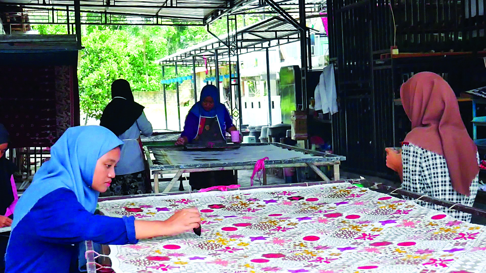 TELATEN: Pembatik didikan Umayah menorehkan canting di kain yang nanti diolah menjadi baju dan dipasarkan ke Bali.
