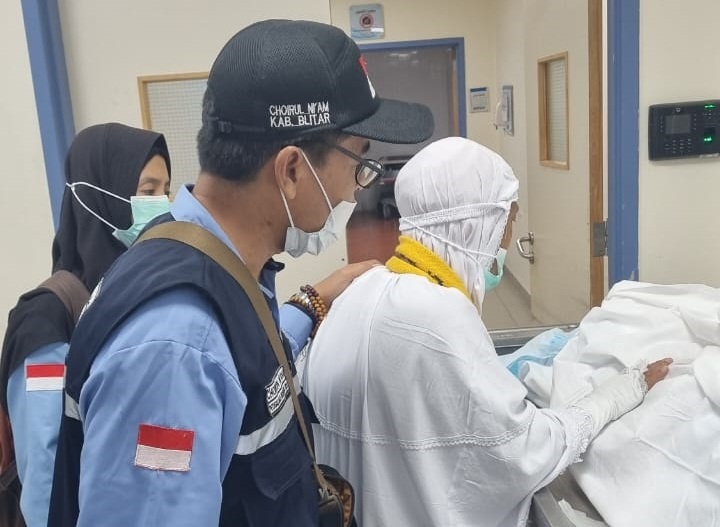 KABAR DUKA: Pengurusan jenazah Muhadi Madris oleh ketua kloter 9 SUB bersama tim di RS King Abdul Aziz Kota Makkah.